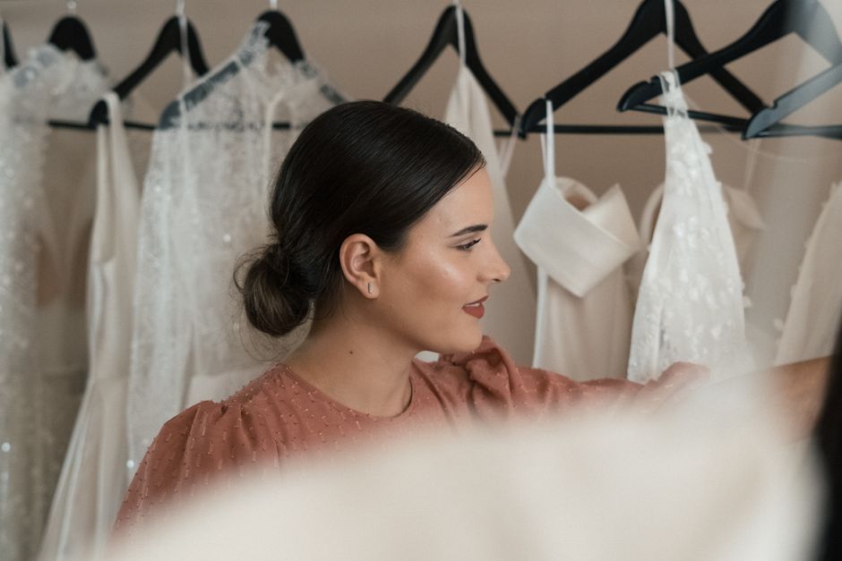 How Do I Choose a Modern Wedding Dress That Will Not Date Quickly?